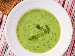 Студена крем супа с броколи, авокадо, кисело мляко и смлян кориандър - снимка на рецептата